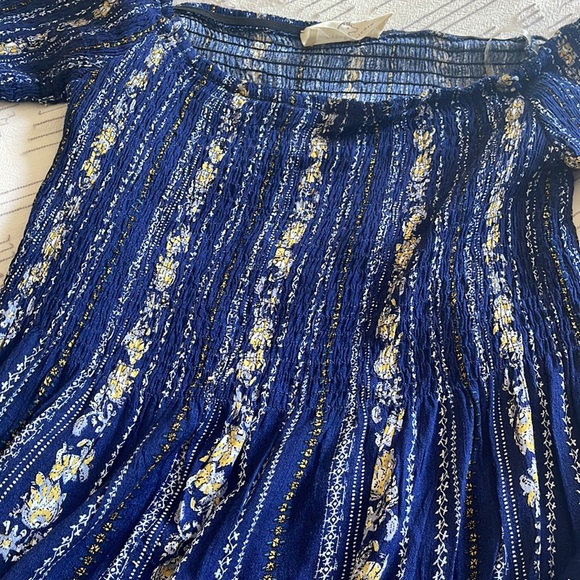 Cold shoulder floral dress with flouncy sleeves 💕 - Picture 3 of 3